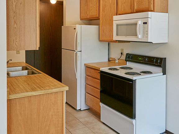 5th image of 3219 Douglas Dr N #102