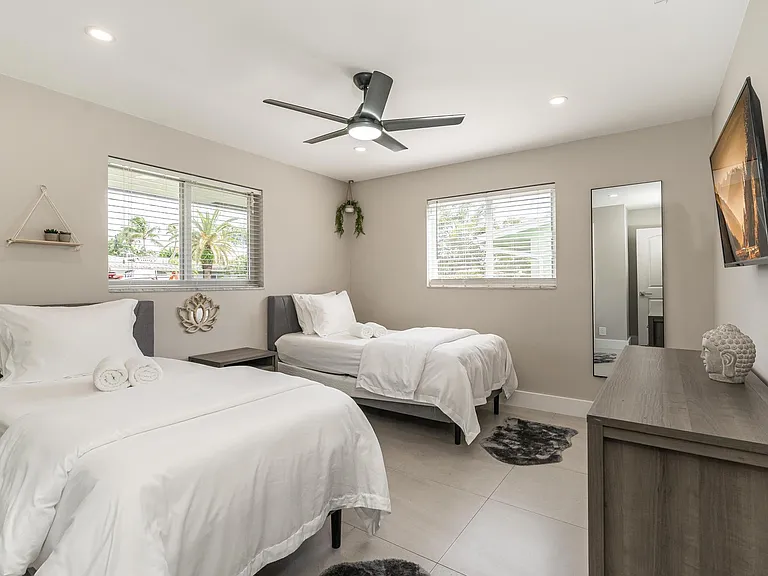 300 SE 8th Ct — Photo 17