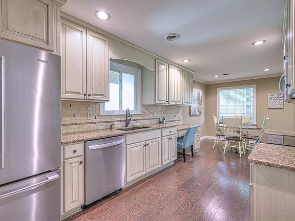 5th image of 202 Crestlawn Pl