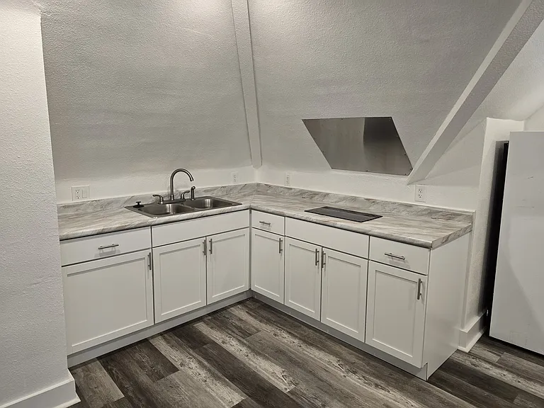 1564 E 82nd St #3 — Photo 12