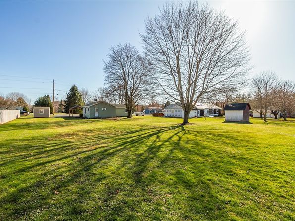 6813 Henkle Rd, Lyons, NY 14489