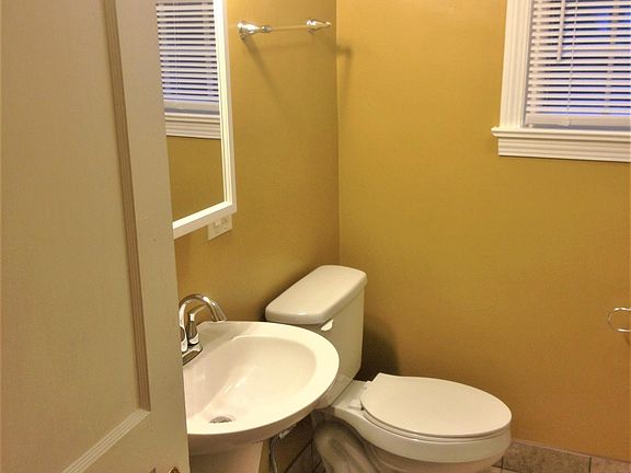 Bath (between bedrooms)