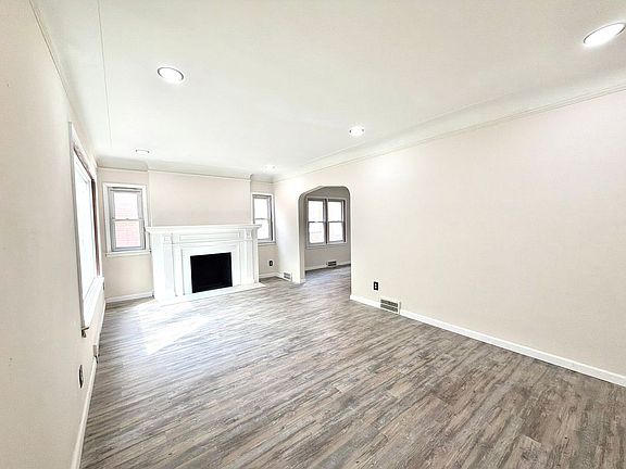 4th image of 16822 Robson St