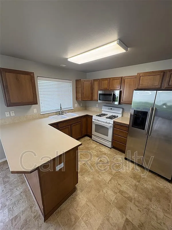 4 bed, 2.5 bath, 1897 sqft, $2,400 — Photo 4