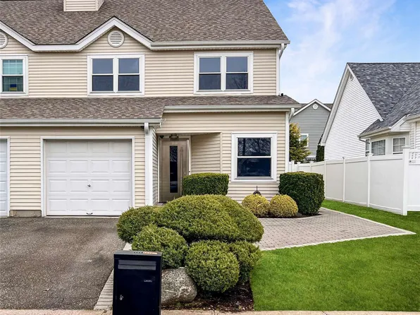 134 Pembroke Avenue #134, Melville, NY 11747