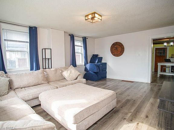 5th image of 47 Simcoe St