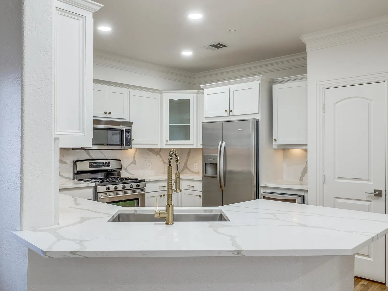 3 bed, 2000 sqft, $5,000 — Photo 2