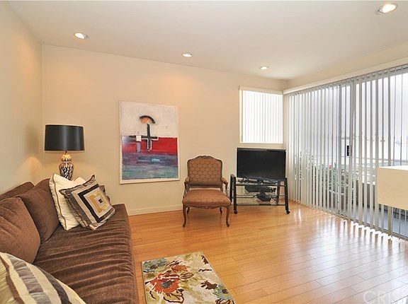 3rd image of 4557 Haskell Ave APT 205