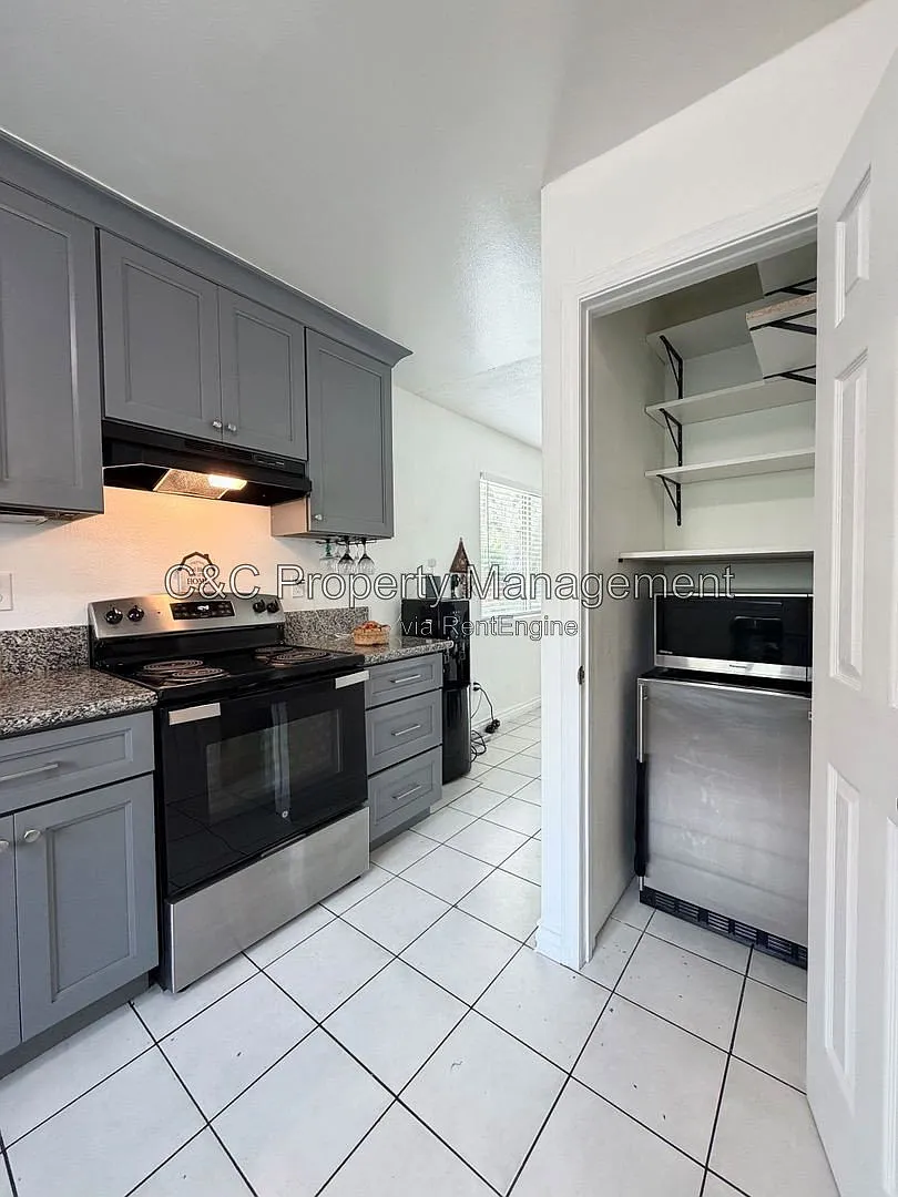 3 bed, 2.0 bath, 1023 sqft, $3,195 — Photo 4