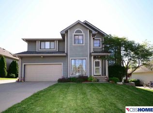 215 Fleetwood Dr, Papillion, NE 68133