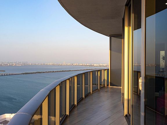 5th image of 488 NE 18th St #Penthouse 01