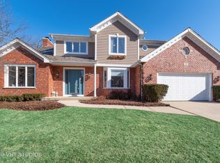 327 Carriage Hill Cir, Libertyville, IL 60048