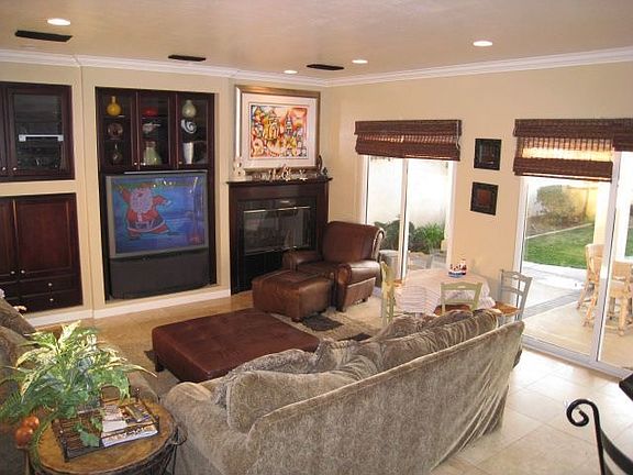 family room w/ent. center