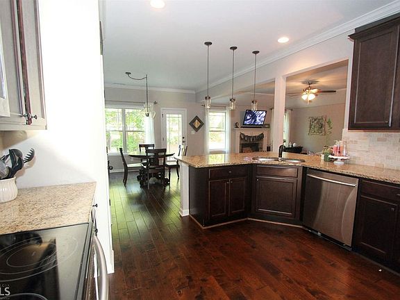 2nd image of 7 Camden Cir #B87