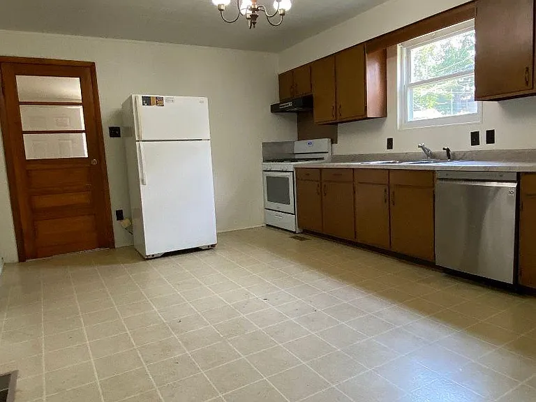 915 W Kirkwood Ave — Photo 4