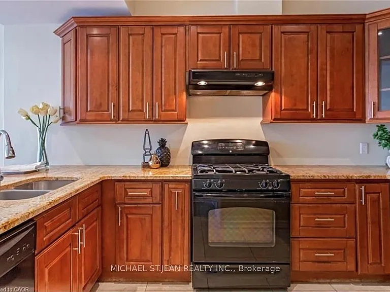130 Wellington St N #201 — Photo 3