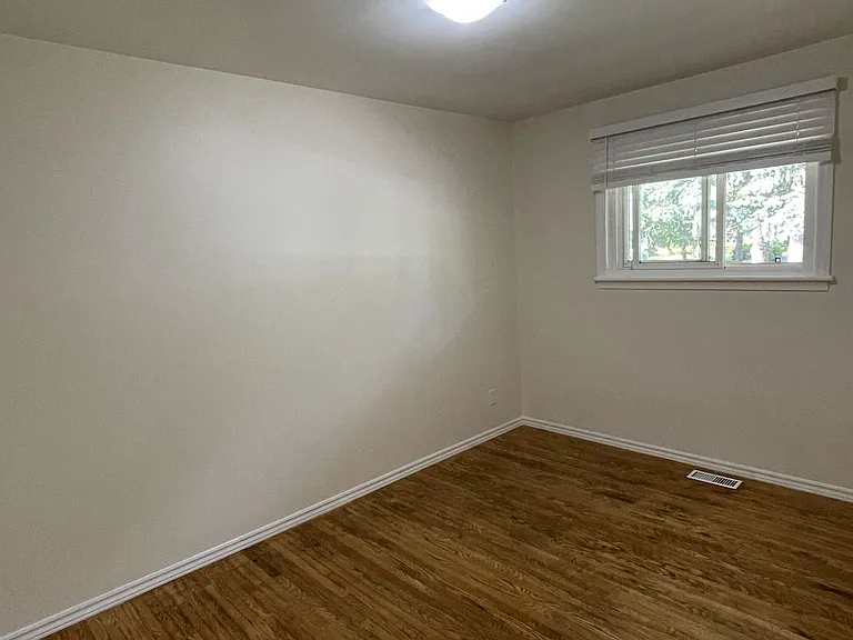 37 E Rutherford Dr #MAIN FLOOR — Photo 18