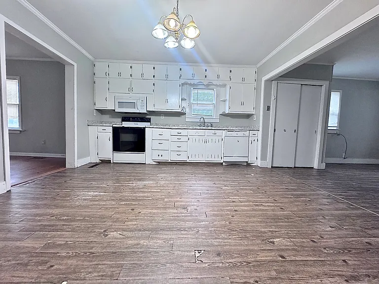 609 Warner Ave — Photo 5