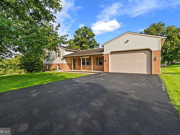 2nd image of 523 Colonial Crescent Dr