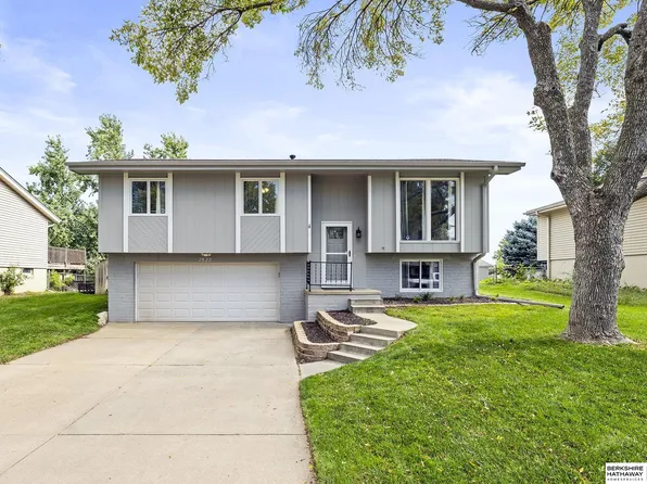 7822 Leafplum Dr, La Vista, NE 68128