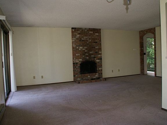 3rd image of 817 Essex Pl NE #2-C