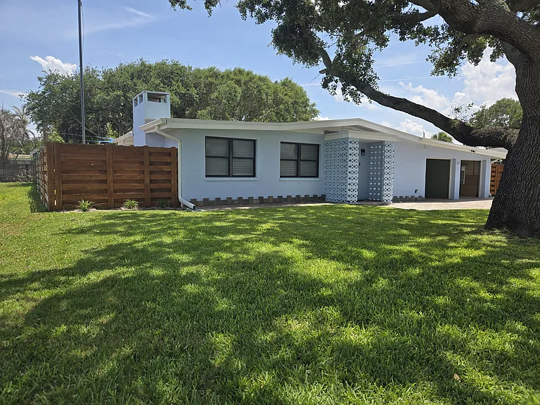 550 Capri Rd — Photo 2
