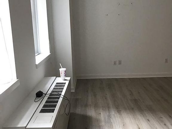 4th image of 219-29 S 18th St #502