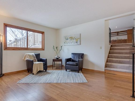 3rd image of 48 Darlene St