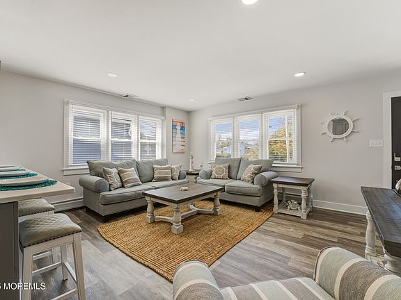 4th image of 307 Asbury Ave