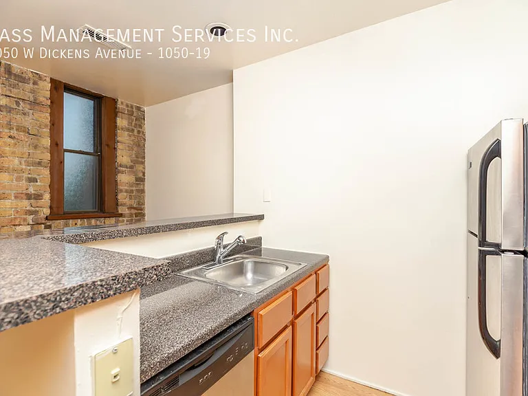 1050 W Dickens Ave #19 — Photo 5