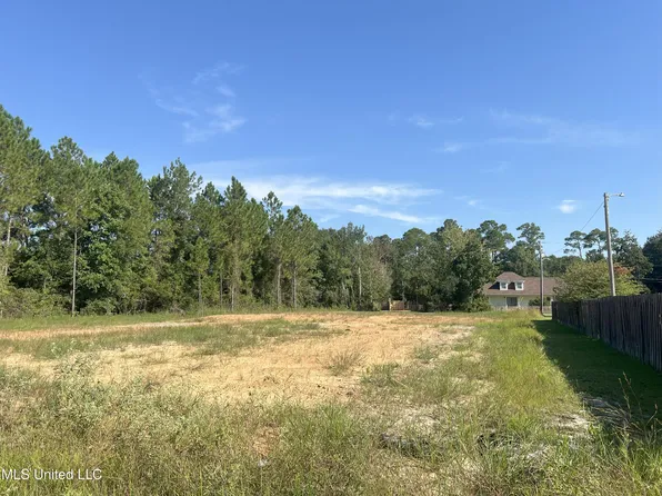 729 Zimmerman Ln, Waveland, MS 39576