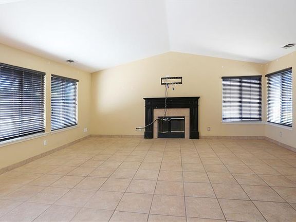 4th image of 465 W Dal Porto Ln