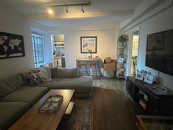 4th image of 333 E 43rd St APT 518