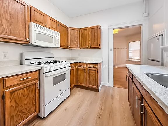 3rd image of 614 Cole St
