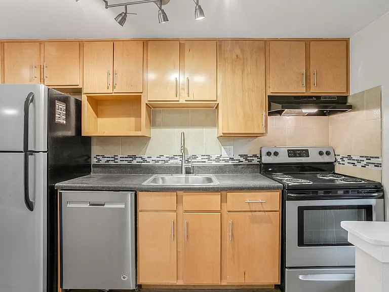 410 Delaware St — Photo 37