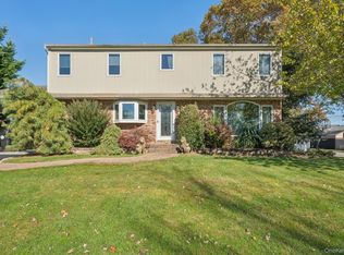 23 Windsor St, Islip, NY 11751