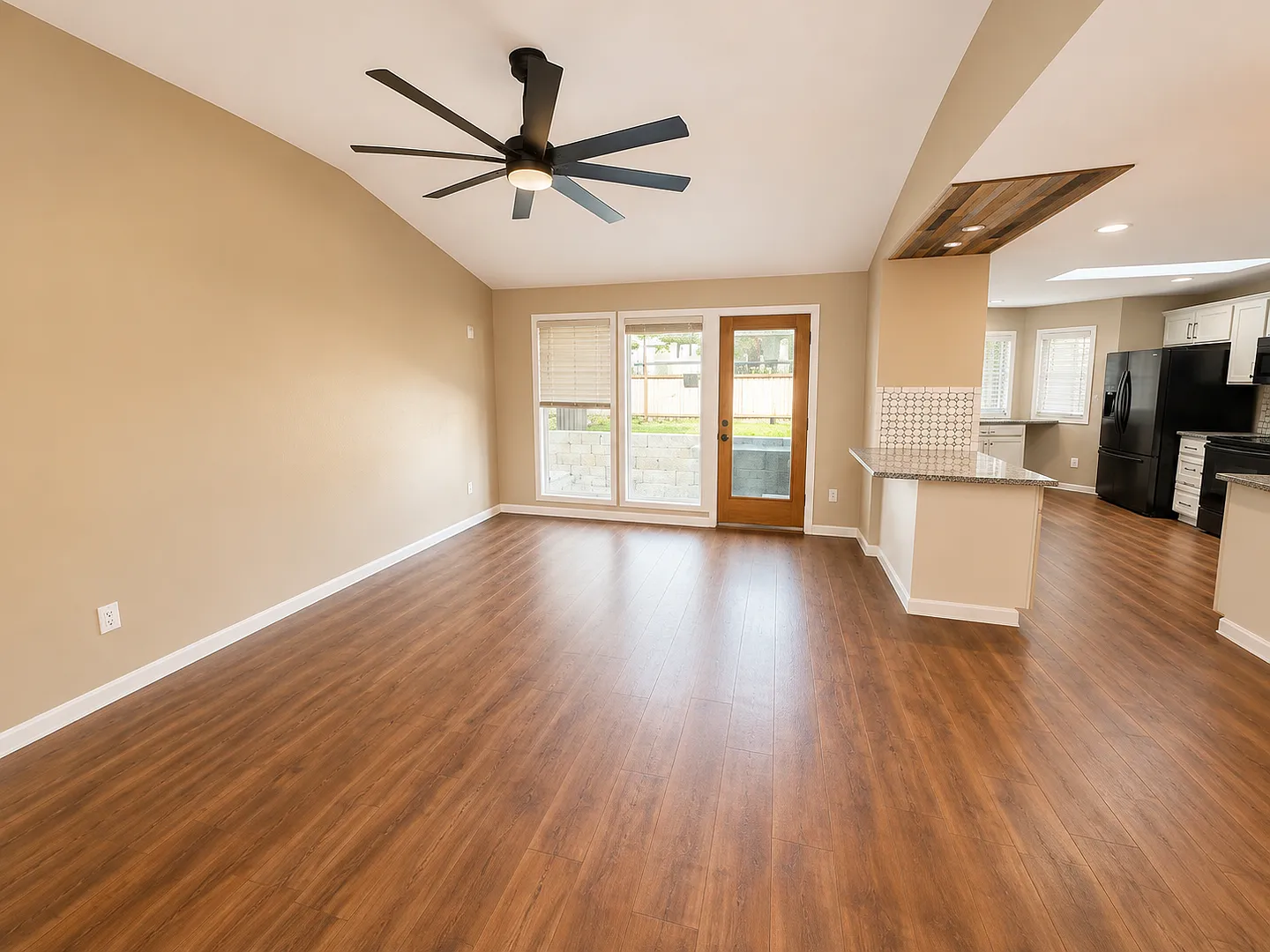 3 bedroom 2 bathroom home near Fairway Golf Course — Photo 2