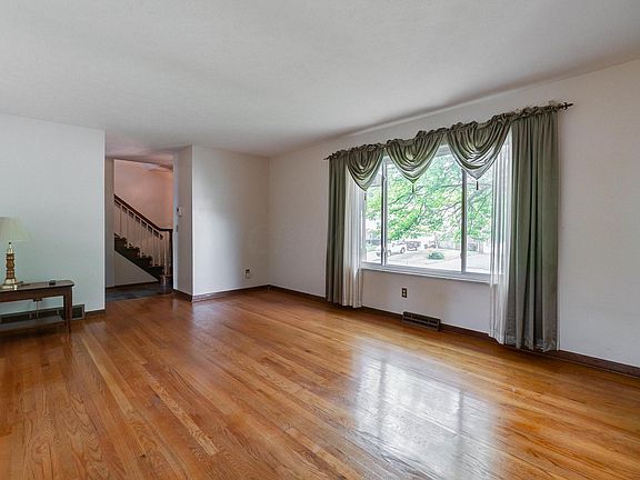 5th image of 948 Kenwood Ln