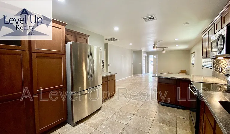 231 W 28th St — Photo 10