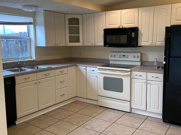 2nd image of 375 SE Abeto Ln