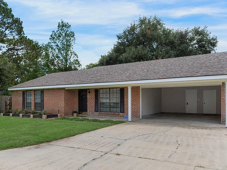 118 Village Green Dr — Photo 2