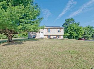 6 Robert Ln, Rensselaer, NY 12144