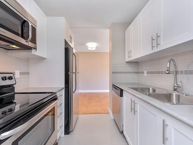 350 Douglas St — Photo 38
