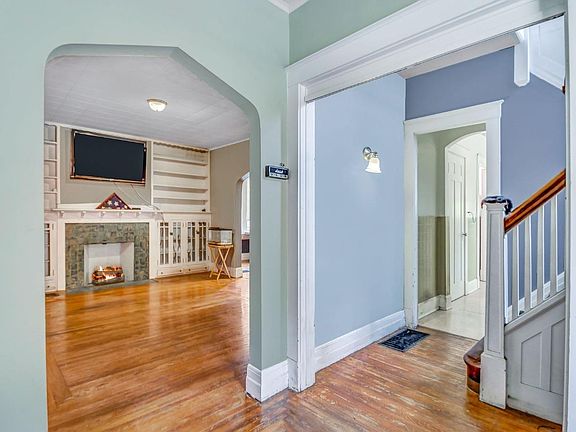 2nd image of 2037 Mills Ave