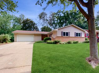 1014 Carlton Dr, Shoreview, MN 55126