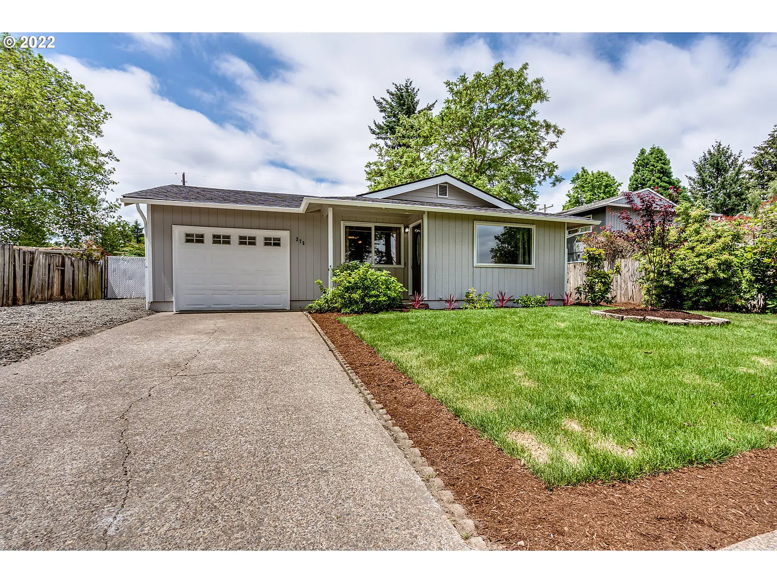 275 SW Kalmia St photo 1