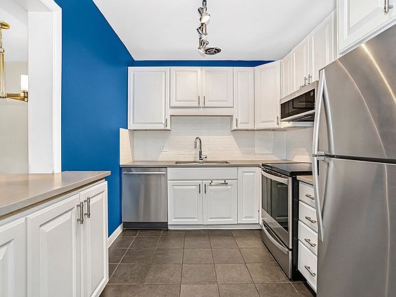4th image of 835 Ridge Ave APT 401