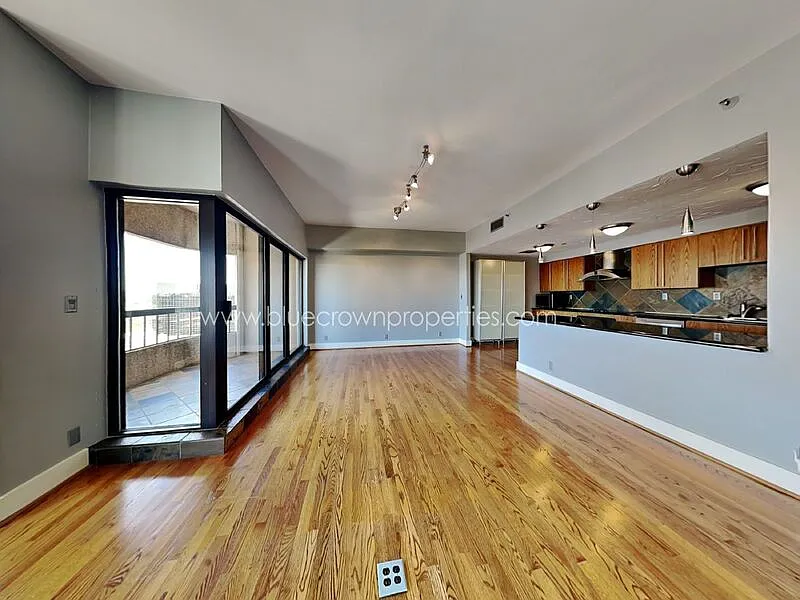 La Tour Condominiums — Photo 2