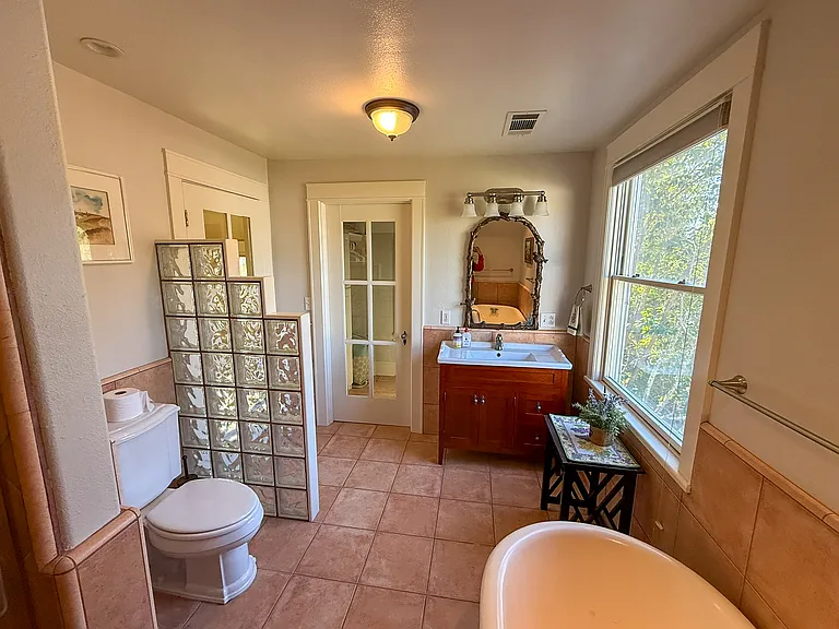 385 Coombs St — Photo 9