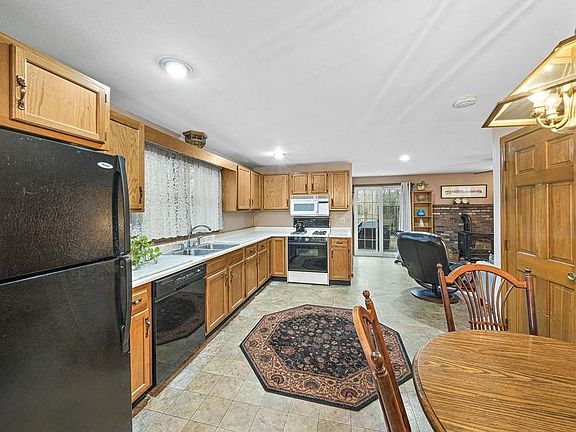 5th image of 34 Windsor Dr